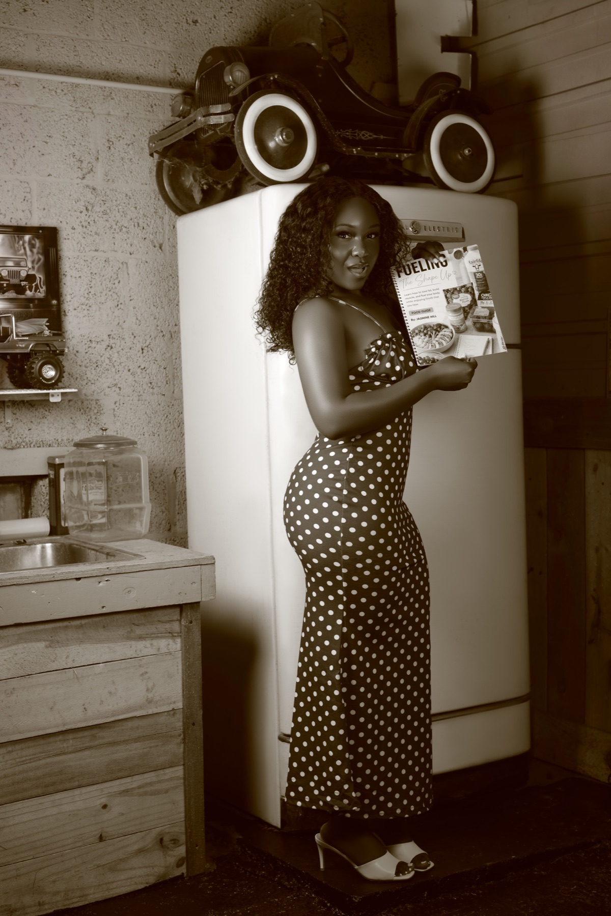 Jasmine Hill holding the Fat Loss Formula bundle